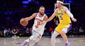 NBA fans’ reacting to Jalen Brunson’s scary injury in the Lakers’ OT loss: “Reaves is a dirty player”